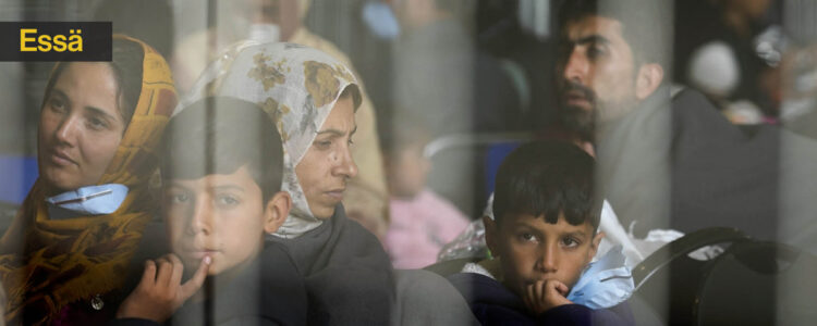 människor bakom fönster