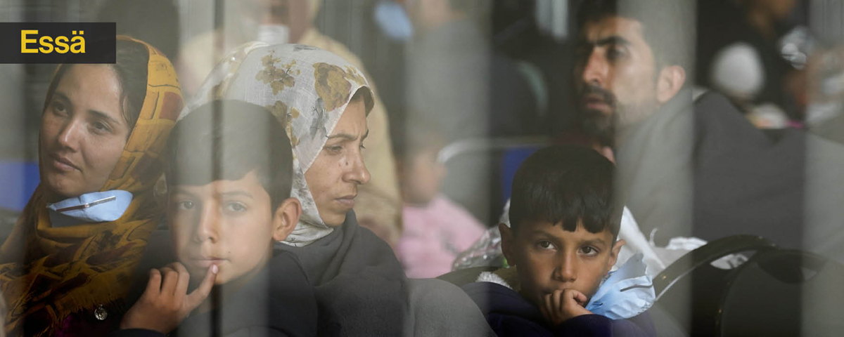 människor bakom fönster