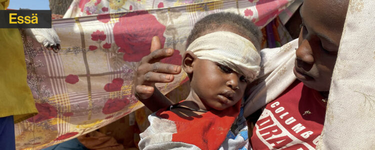 skadat barn med bandage och vuxen person som håller om