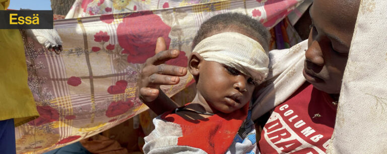 skadat barn med bandage och vuxen person som håller om