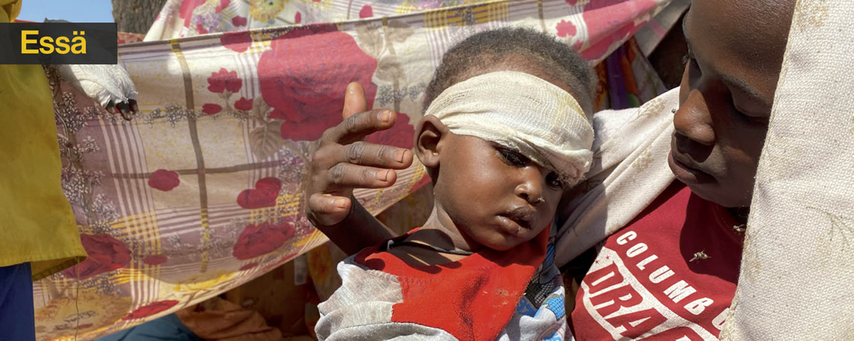 skadat barn med bandage och vuxen person som håller om