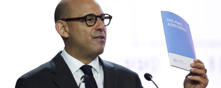 man håller upp Parisavtalet