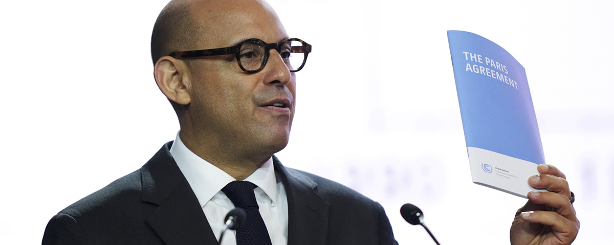 man håller upp Parisavtalet