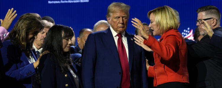 Donald Trump med fler ber