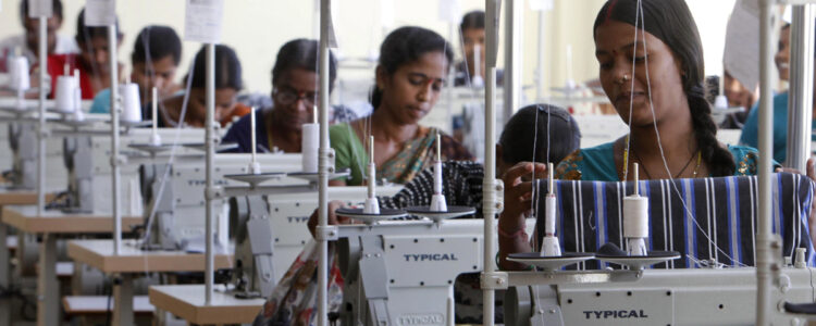 kvinnor med symaskiner på rad