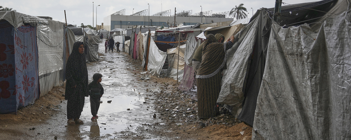 kvinnor lagar tältduk i tältläger