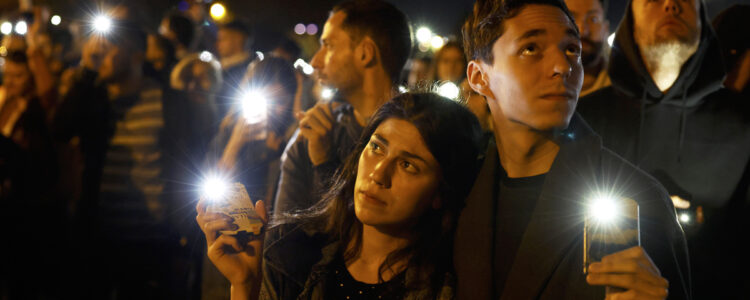 människor lyser upp med ficklampor