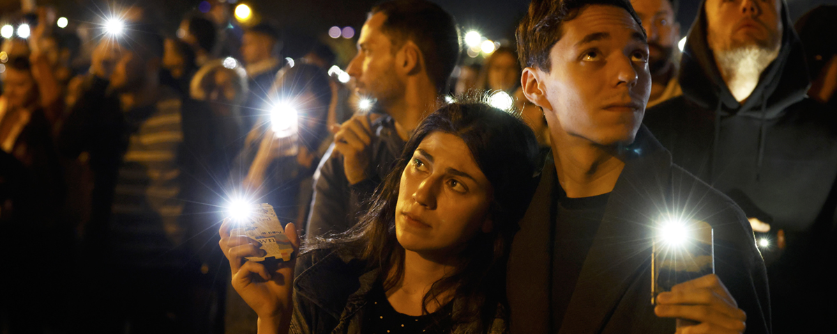 människor lyser upp med ficklampor