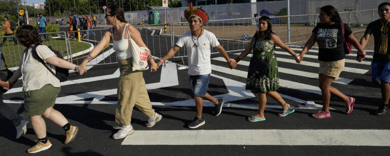 människor rad håller varandras händer