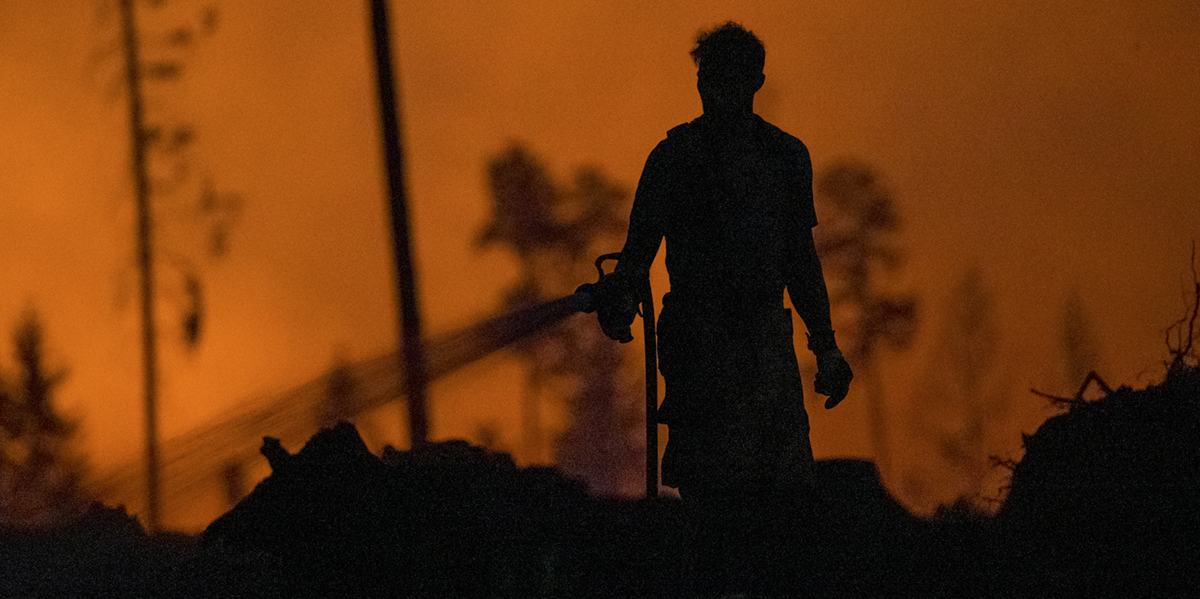 man i skogsbrand