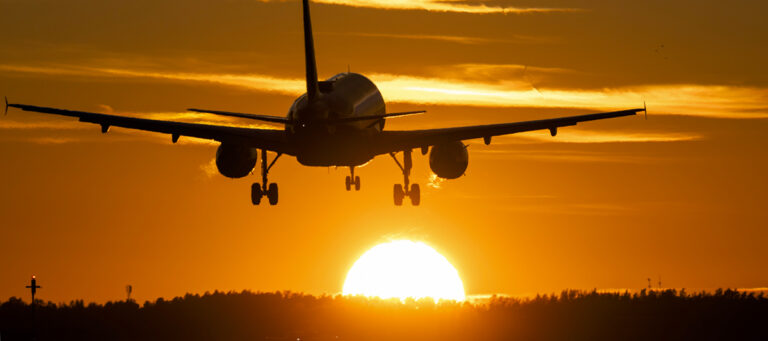 flygplan i solnedgång