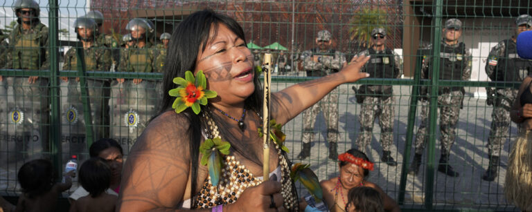 kvinna protesterar utanför staket