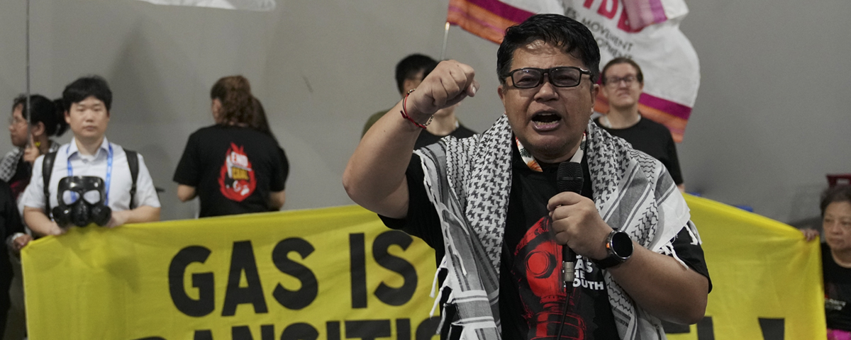 demonstration med man som skriker