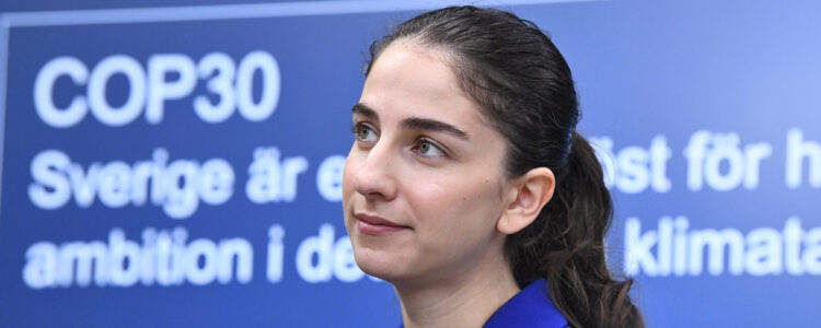 Romina Pourmokhtari. tittar åt sidan