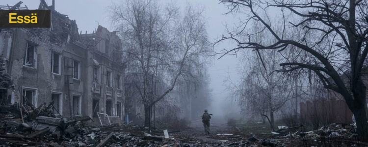 man går i ruinerna av bombad stad