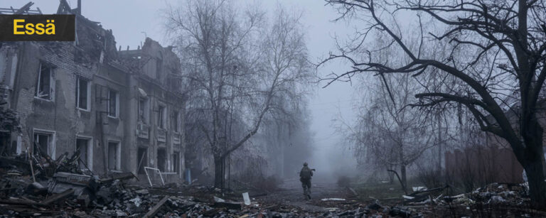 man går i ruinerna av bombad stad