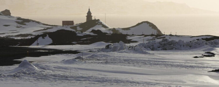 hus med snöklädda vidder