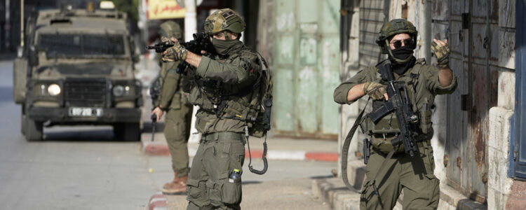 soldater med höjda vapen