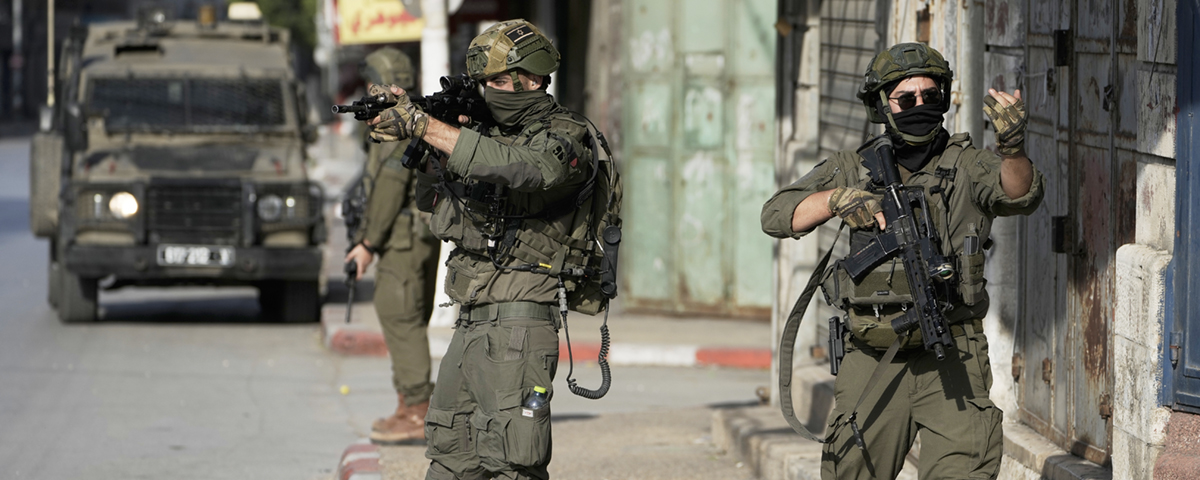 soldater med höjda vapen