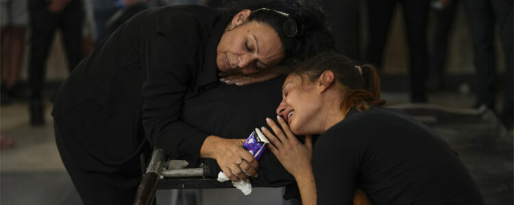 två kvinnor sörjer