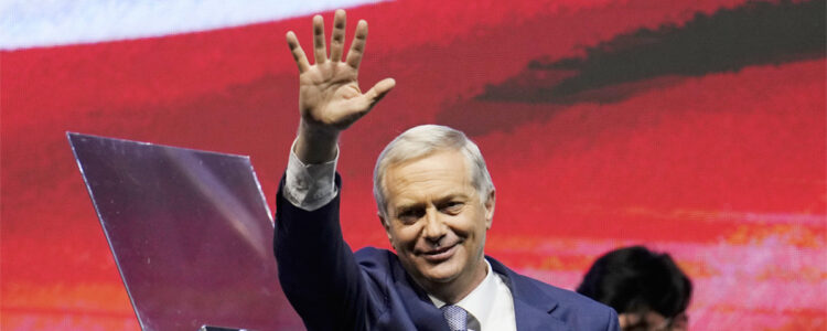 Jose Antonio Kast vinkar