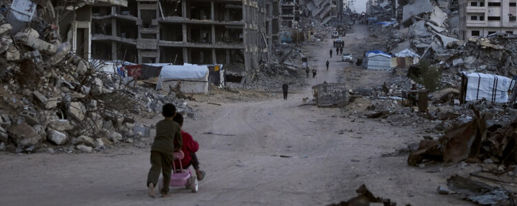 barn går i sönderbombad bebyggelse