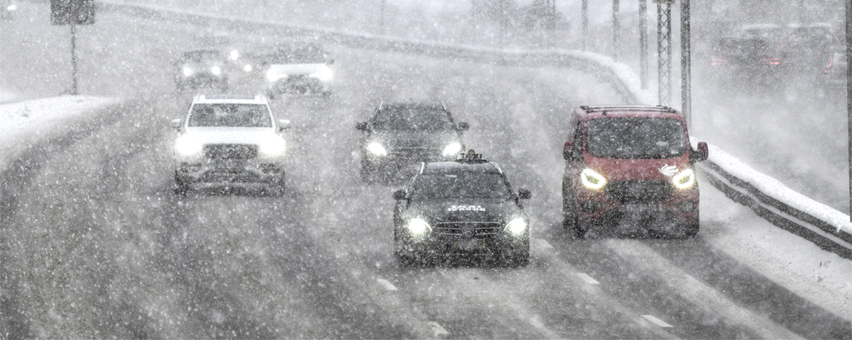 bilar i snöväder