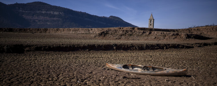uttorkad sjöbädd med kanot