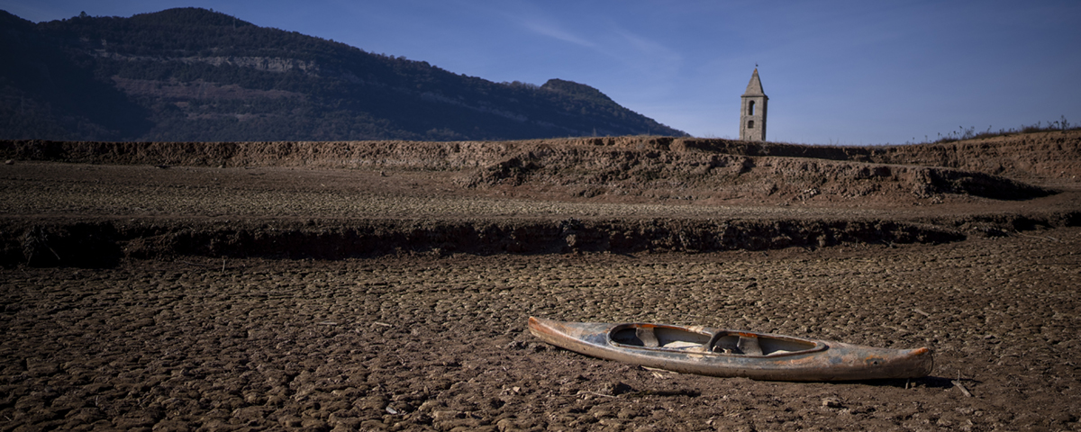 uttorkad sjöbädd med kanot