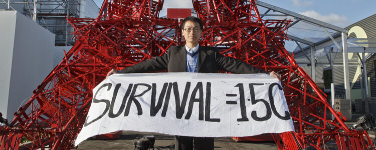 man med banderoll framför Eiffeltornet