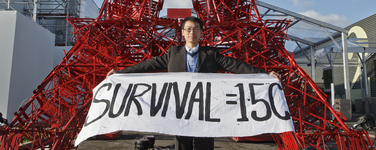 man med banderoll framför Eiffeltornet