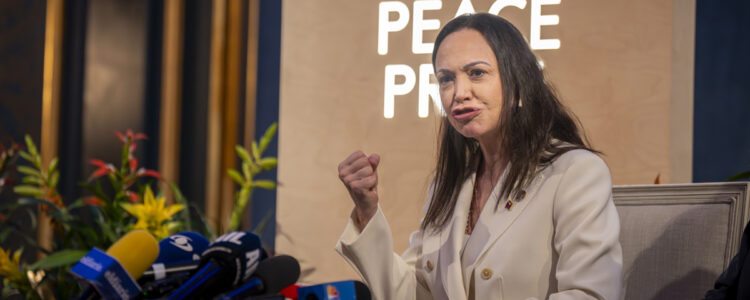 Maria Corina Machado höjer sin hand