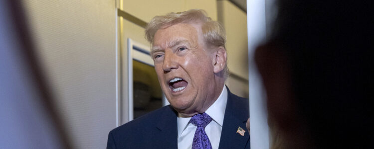 Donald Trump talar högt