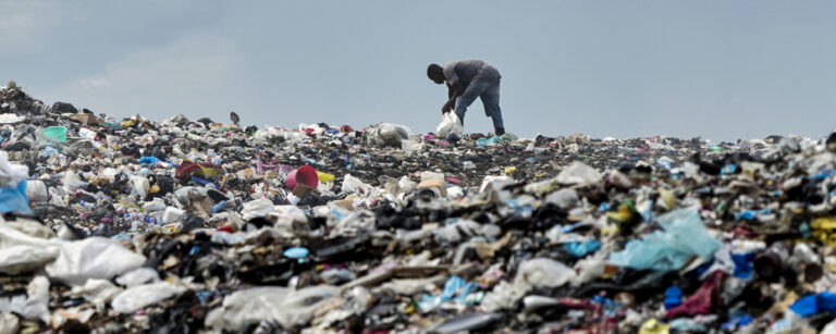 man letar på soptipp