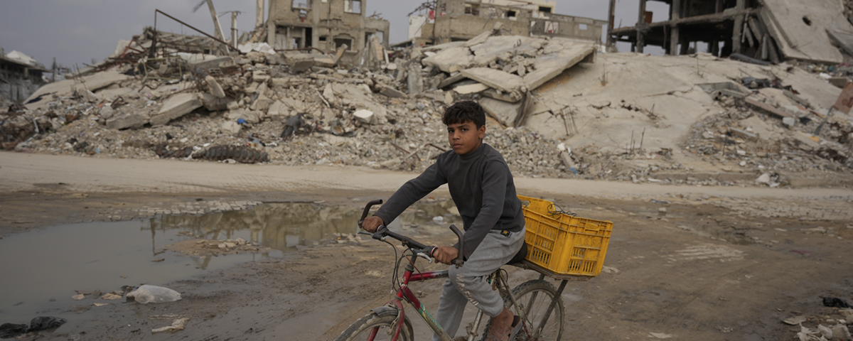 pojke cyklar bland ruiner