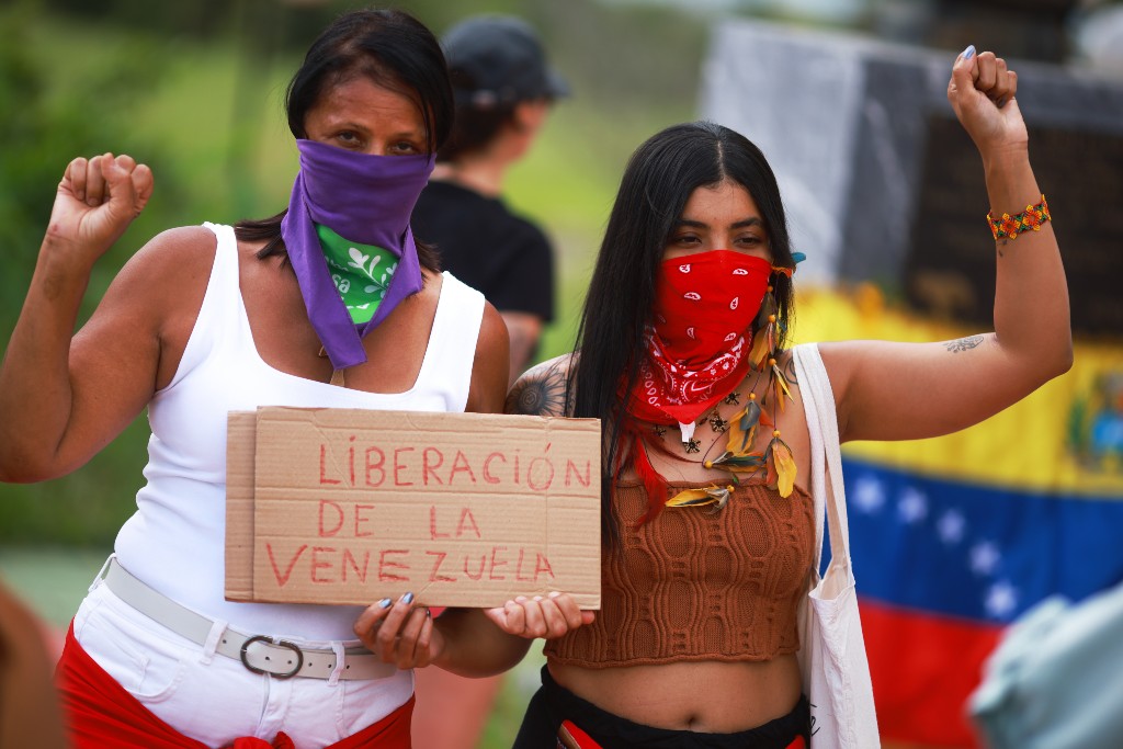 Demonstranter med knutna nävar.