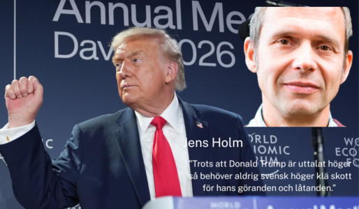 Jens Holm med en bild på Donald Trump i bakgrunden.
