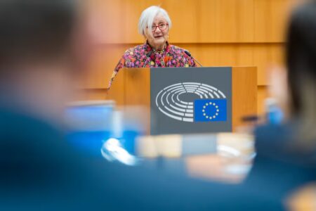 Tatiana Bucci i talarstolen i Europaparlamentet.