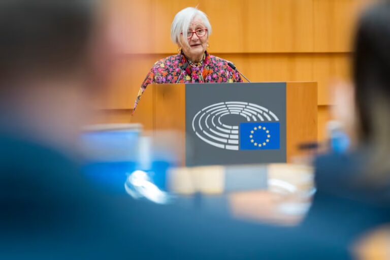 Tatiana Bucci i talarstolen i Europaparlamentet.