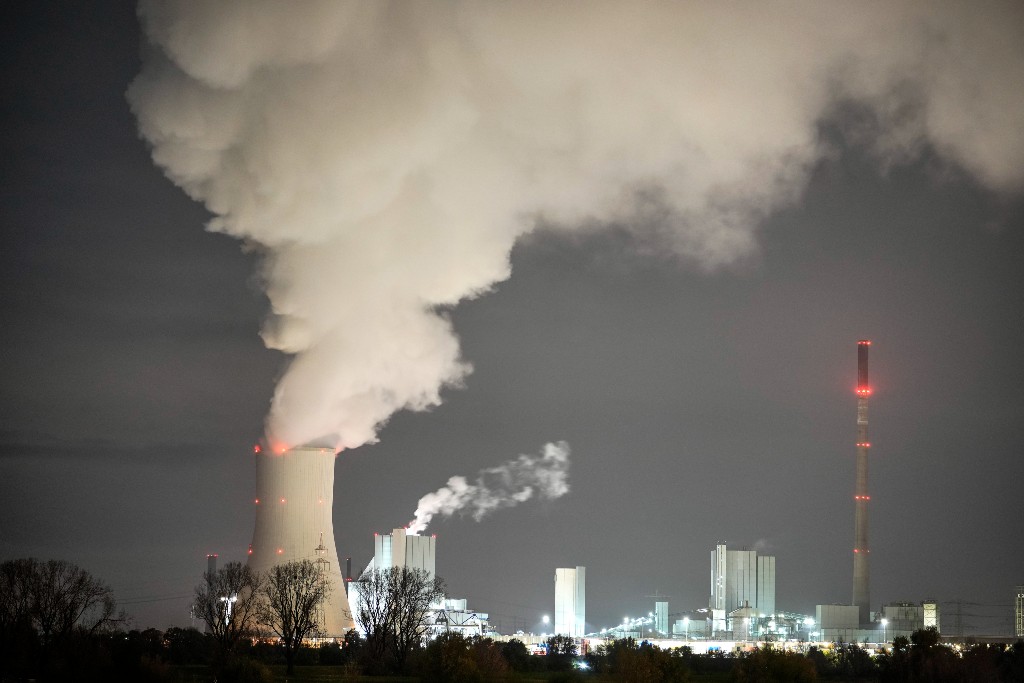 Vit rök stiger från ett kolkraftverk i Tyskland.