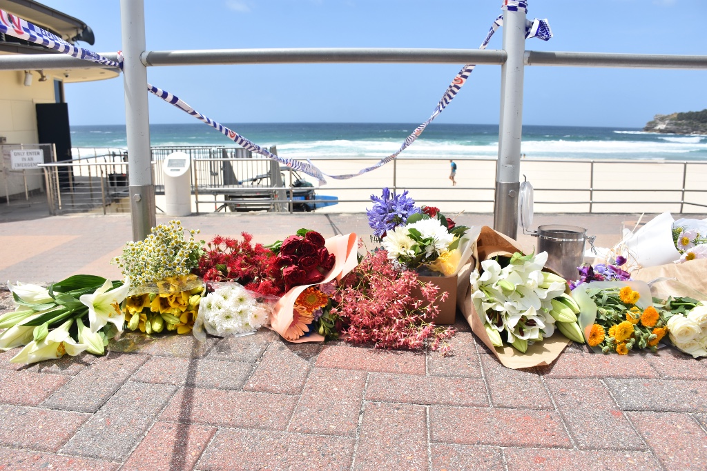 Blommor intill stranden Bondi Beach.