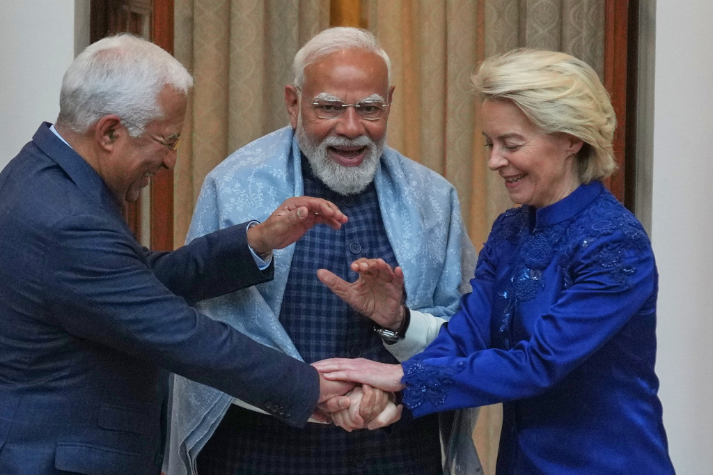 Narendra Modi i mitten välkomnar Europeiska rådets ordförande Antonio Costa och Europeiska kommissionens ordförande Ursula von der Leyen.