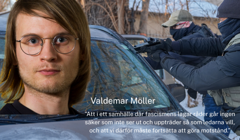 Valdemar Möller till vänster i förgrunden, och ICE-agenter som dragit vapen till höger i bakgrunden.