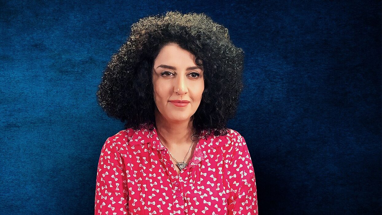 Narges Mohammadi i rödvit blus.