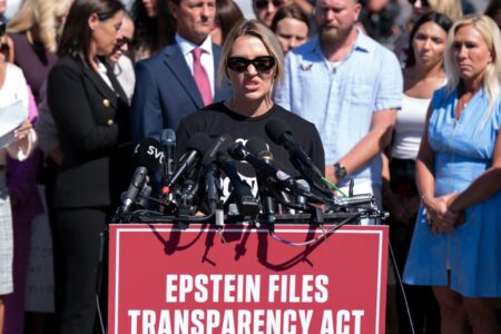 Courtney Wild talar utomhus.