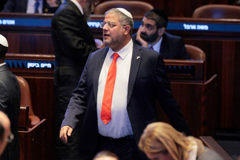 Itamar Ben-Gvir med röd slips.