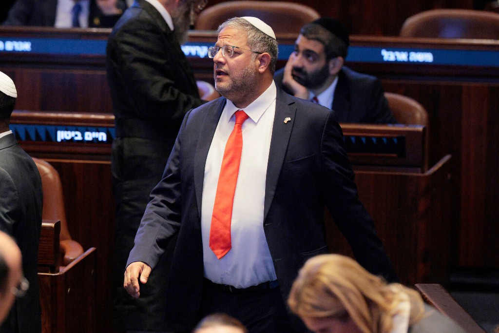 Itamar Ben-Gvir med röd slips.