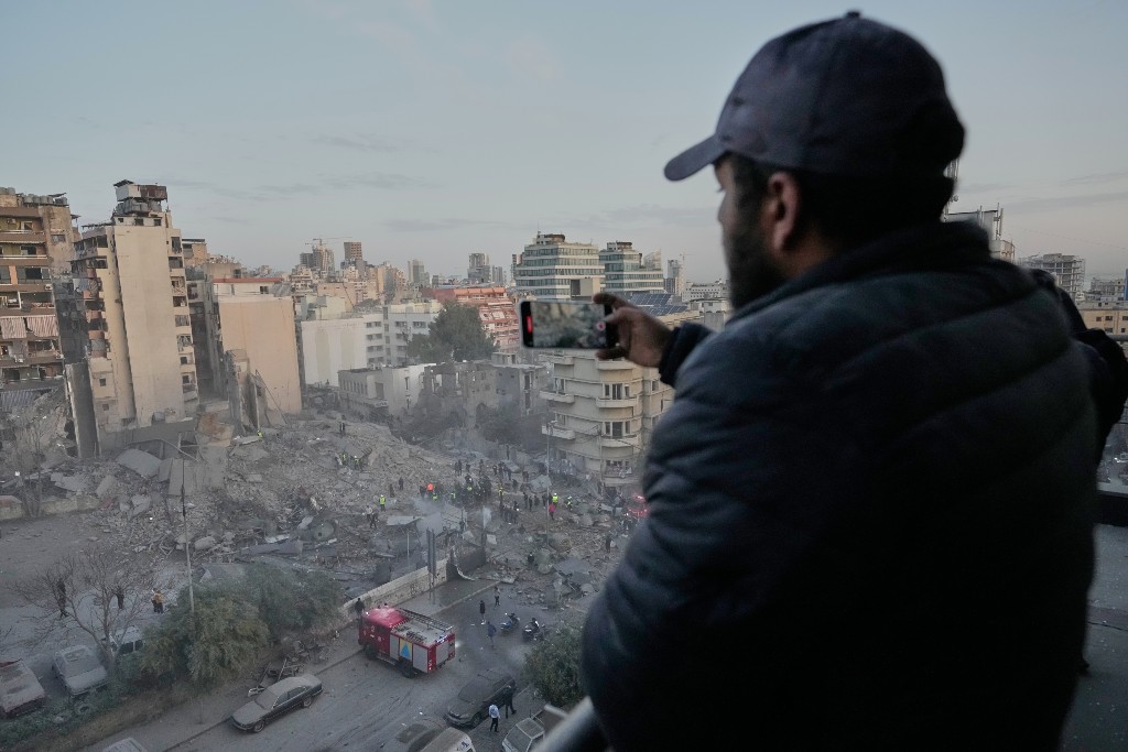 Man fotar förstörelse i Beirut