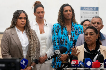 Marielle Francos mamma talar till pressen.