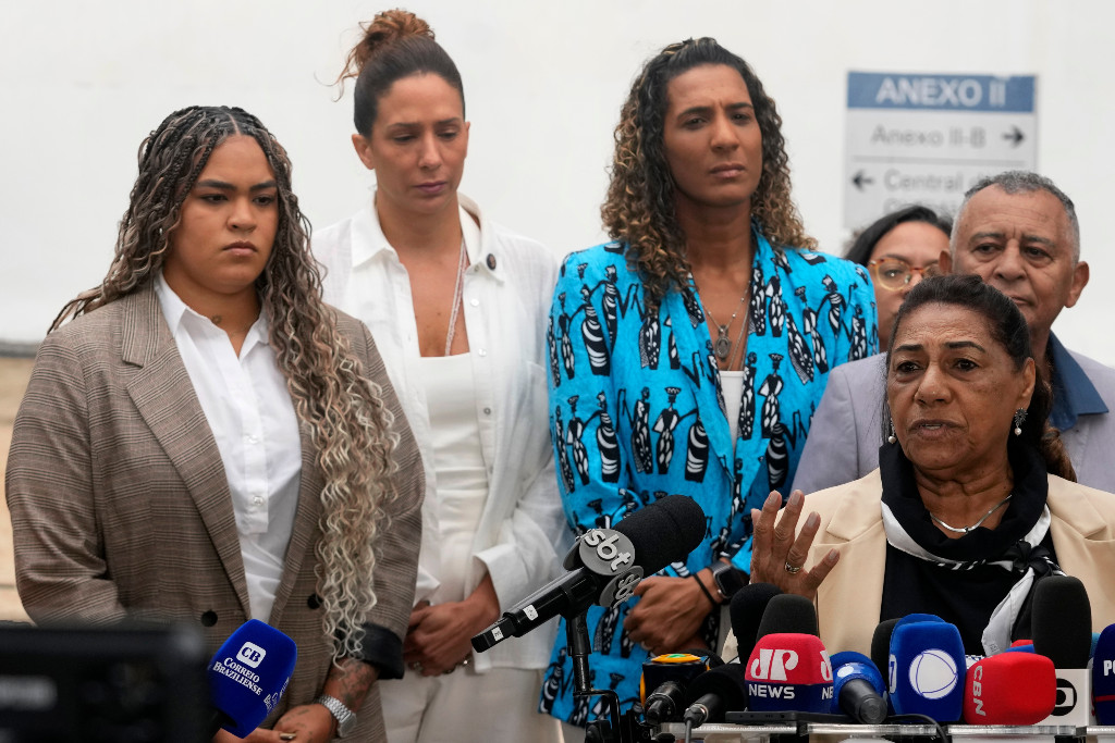 Marielle Francos mamma talar till pressen.